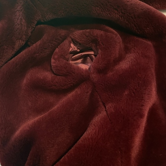 Vintage Howard Wolf Burgandy Faux Fur coat mob wife - Picture 10 of 11